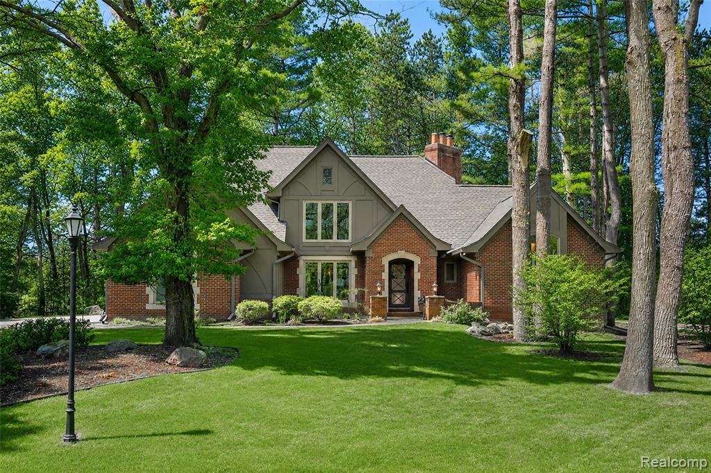102 Kirksway Lane, Lake Orion, MI 48362
