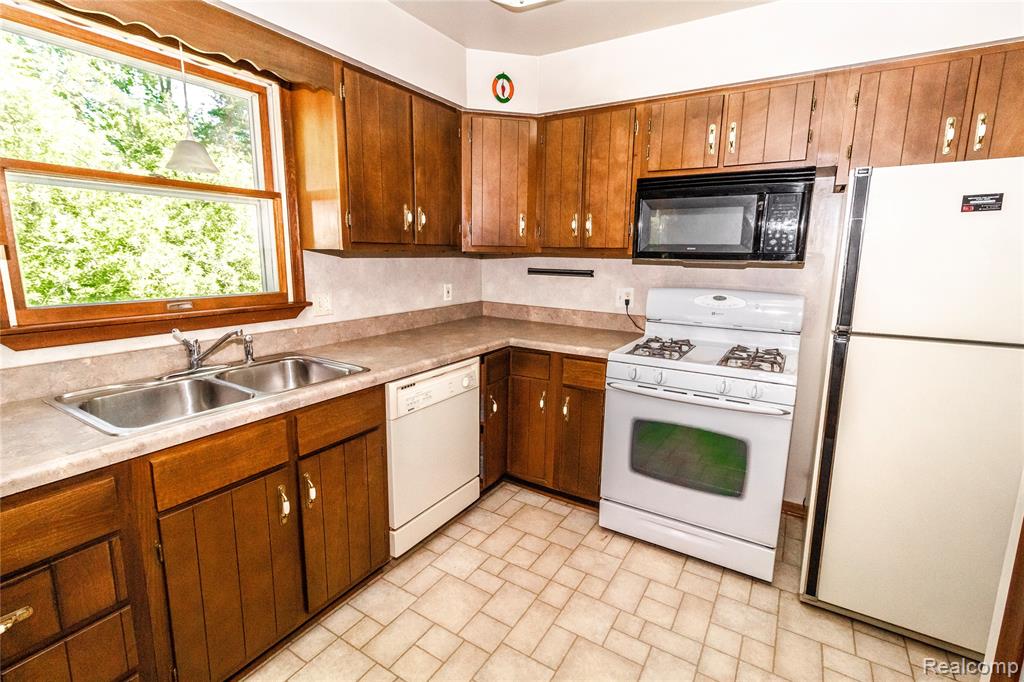 9051 Vienna Road, Otisville, MI 48463 — Photo 8