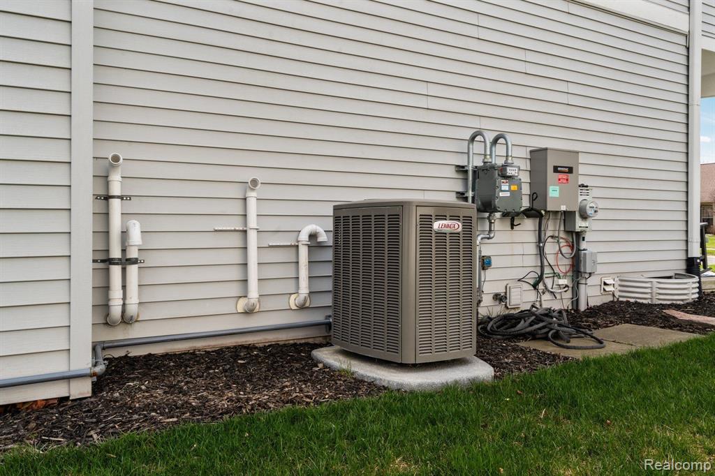 948 S PARKWOOD Drive, South Lyon, MI 48178 — Photo 40