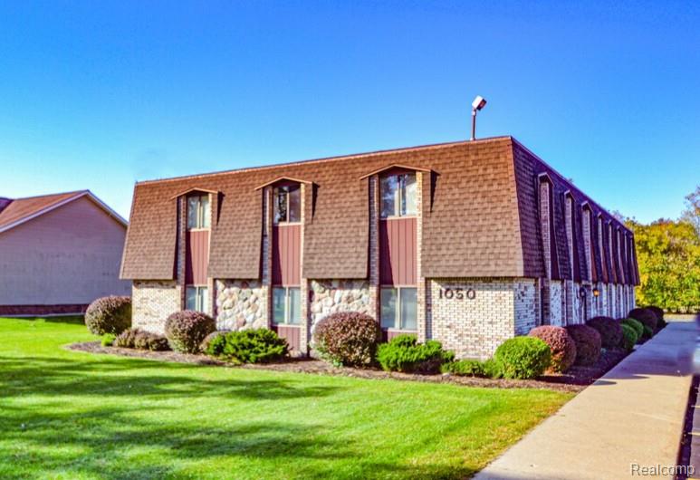 1050 S Milford Road, Highland, MI — front exterior