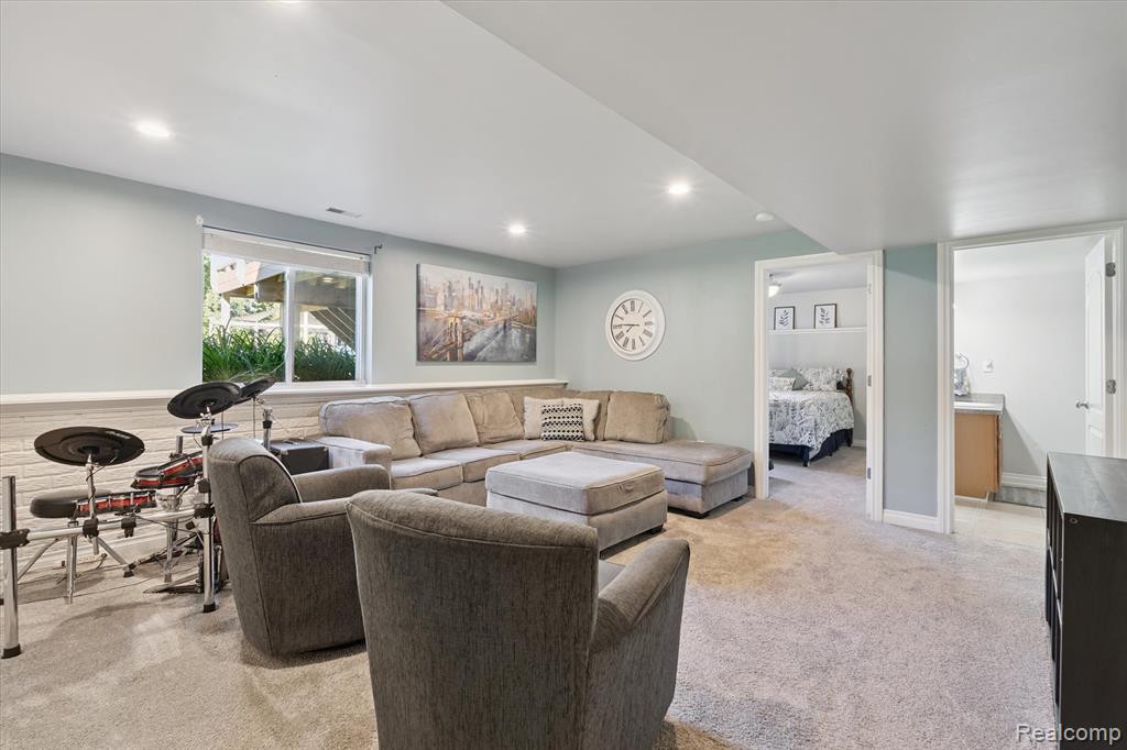 7056 Glenmeadow Court, Grand Blanc, MI 48439 — Photo 35