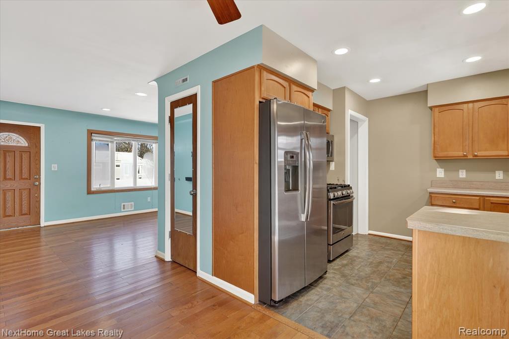 819 Southwood Drive, Fenton, MI 48430 — Photo 9