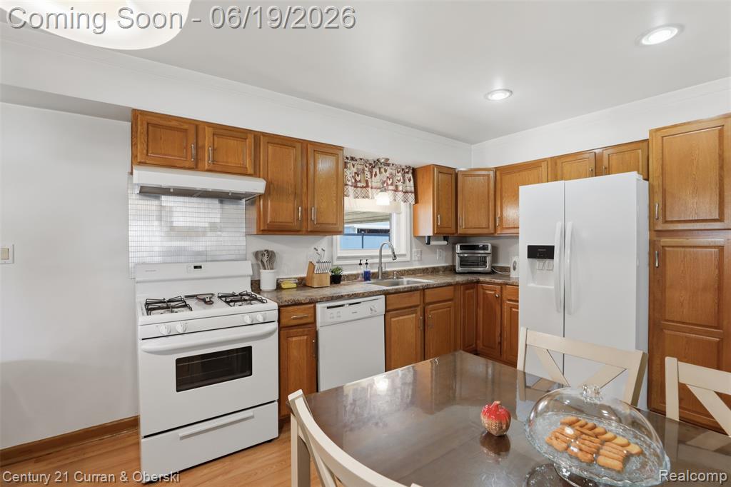 24605 Eton Avenue, Dearborn Heights, MI 48125 — Photo 7