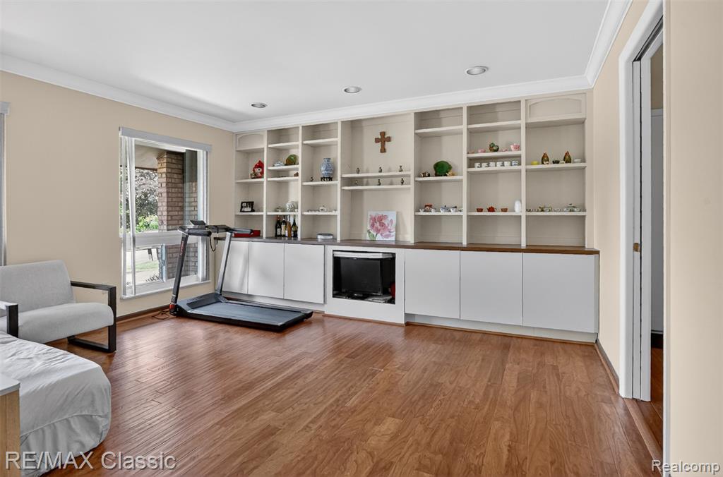 2061 Burgundy Street, West Bloomfield, MI 48323 — Photo 38