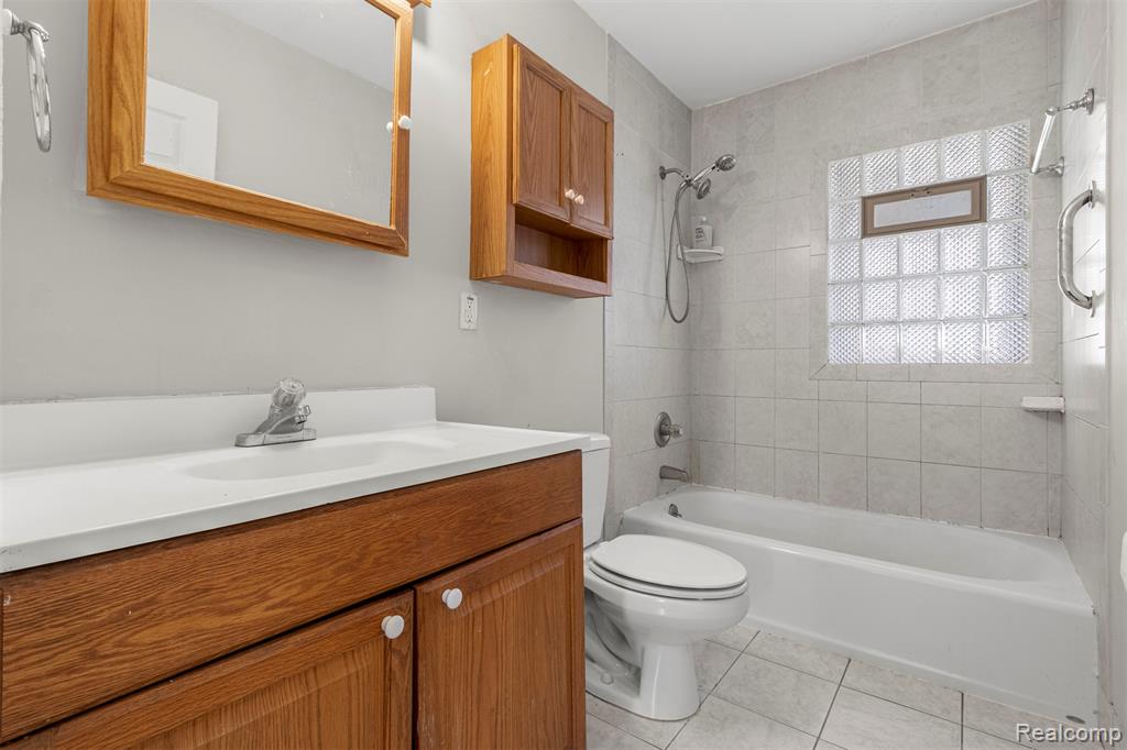 7521 N Silvery Lane, Dearborn Heights, MI 48127 — Photo 15