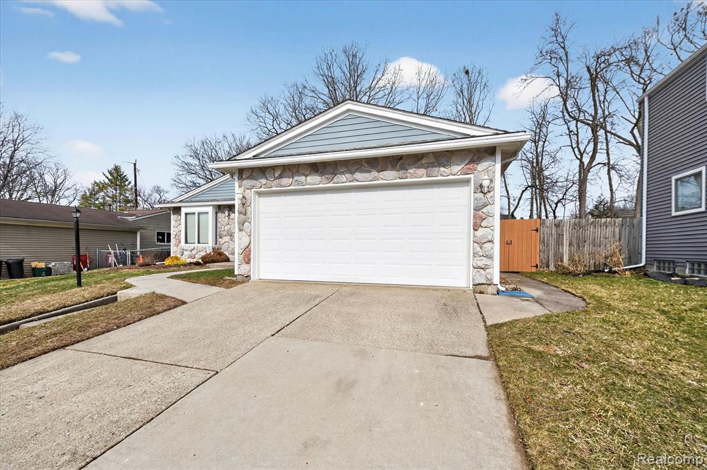 751 Norchester Street, South Lyon, MI 48178 — Photo 28
