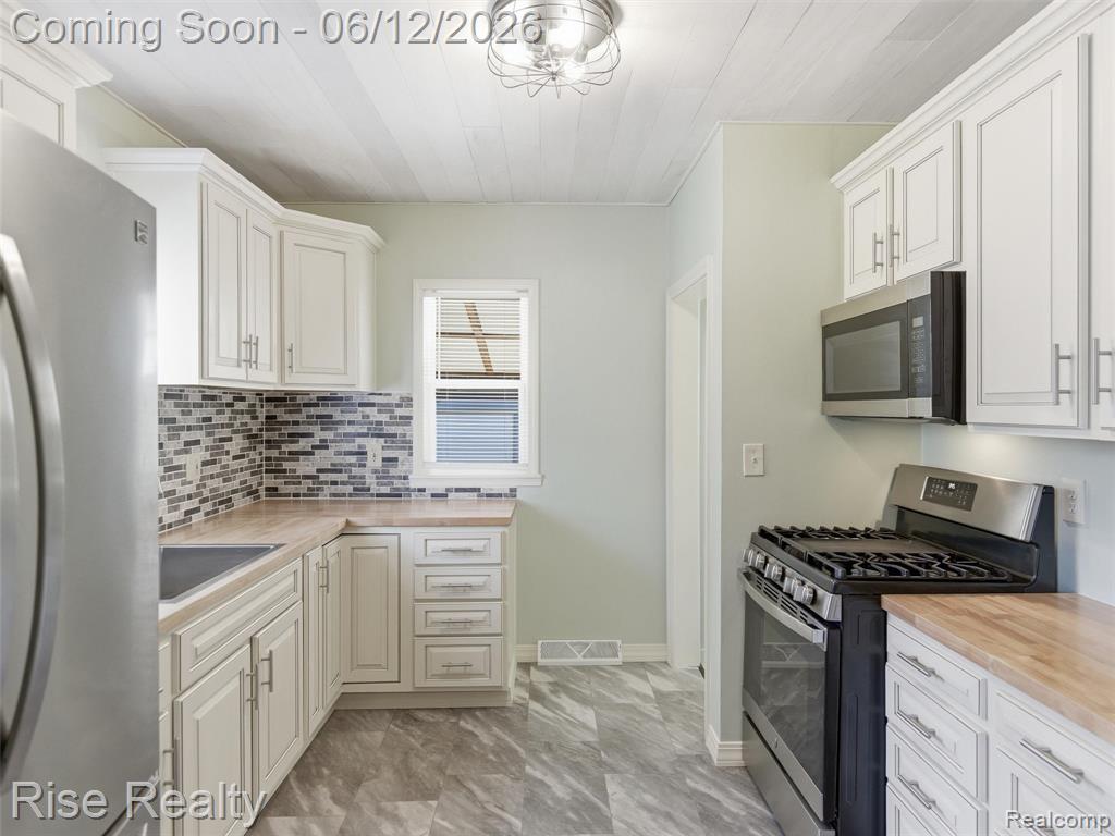 2449 N Genesee Road, Burton, MI 48509 — Photo 8