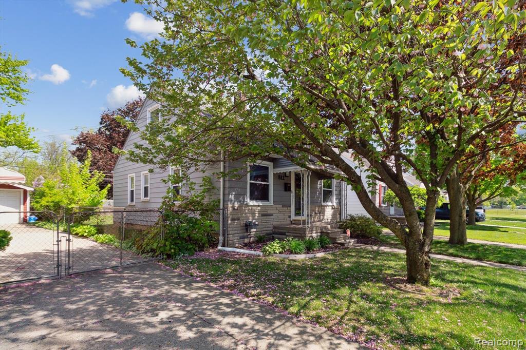 812 N KENWOOD Avenue, Royal Oak, MI 48067 — Photo 2