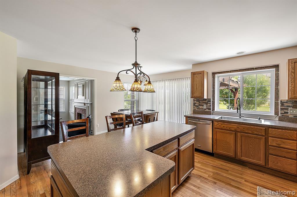 8057 PEBBLESTONE Drive, Ypsilanti, MI 48197 — Photo 12