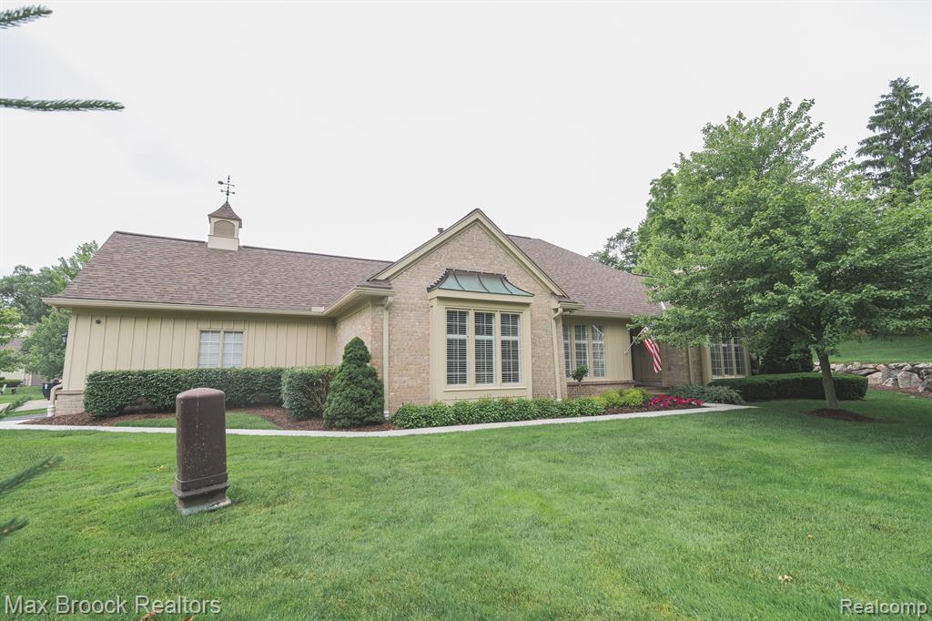 2426 HICKORY GLEN Drive, Bloomfield Hills, MI 48304 — Photo 2