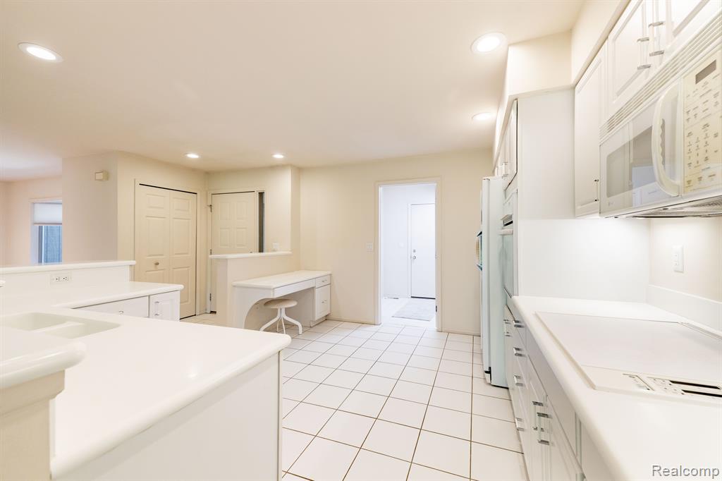 9854 HAWTHORNE GLEN Drive, Grosse Ile, MI 48138 — Photo 13