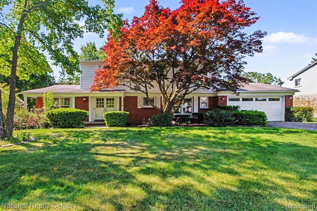 5535 Pembury Lane, West Bloomfield, MI — front exterior