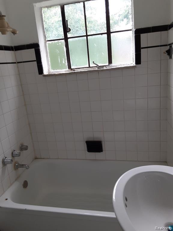 7021 Curtis Street, Detroit, MI 48221 — Photo 4