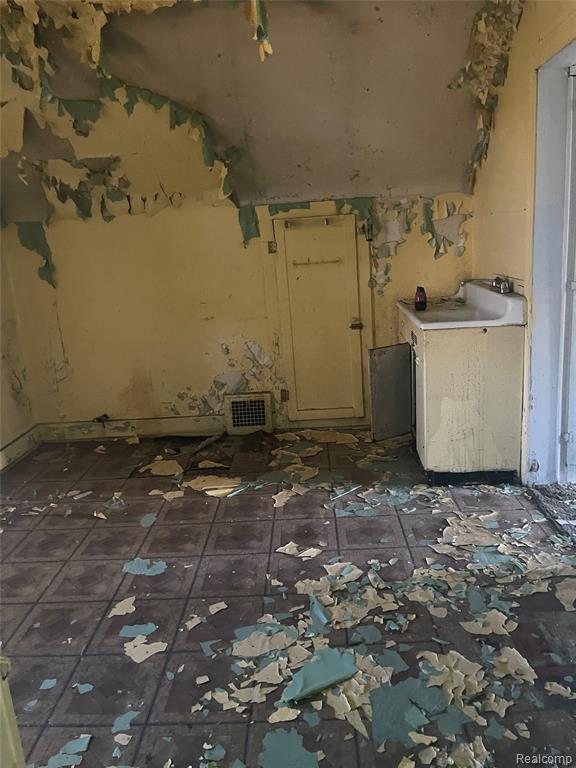 9385 Dorchester Street, Detroit, MI 48214 — Photo 10