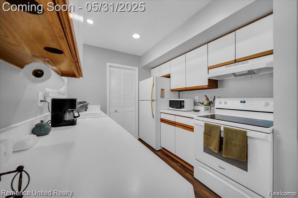 39725 Village Wood Lane, 39, Novi, MI — Photo 16