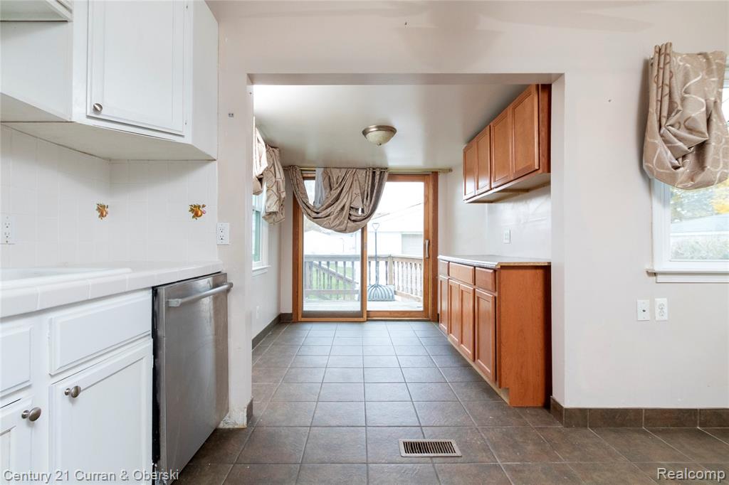 7077 Deering Street, Garden City, MI — Photo 9