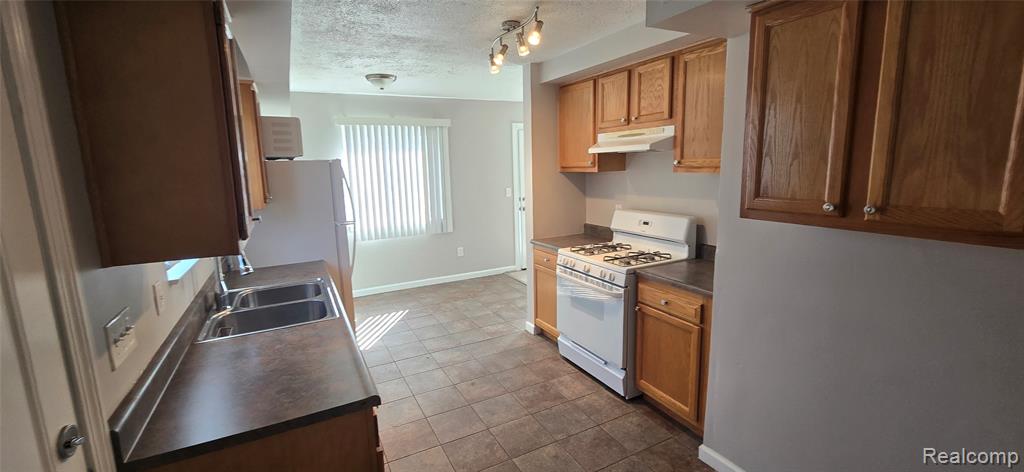 639 E Columbia Avenue, Pontiac, MI 48340 — Photo 9