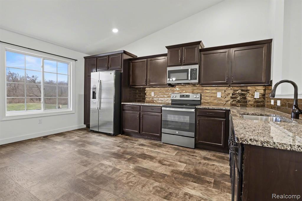 529 Swan River Drive, Benton Harbor, MI 49022 — Photo 2