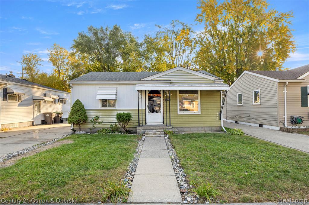 8025 Oak Street, Taylor, MI 48180 — front exterior