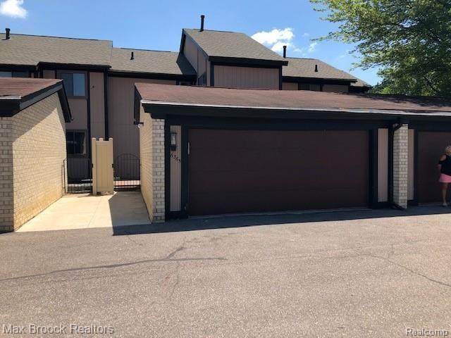 6365 Richard Run, West Bloomfield, MI — front exterior