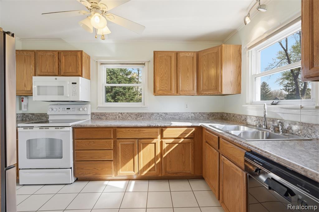 6414 Lanman Drive, Waterford, MI 48329 — Photo 7