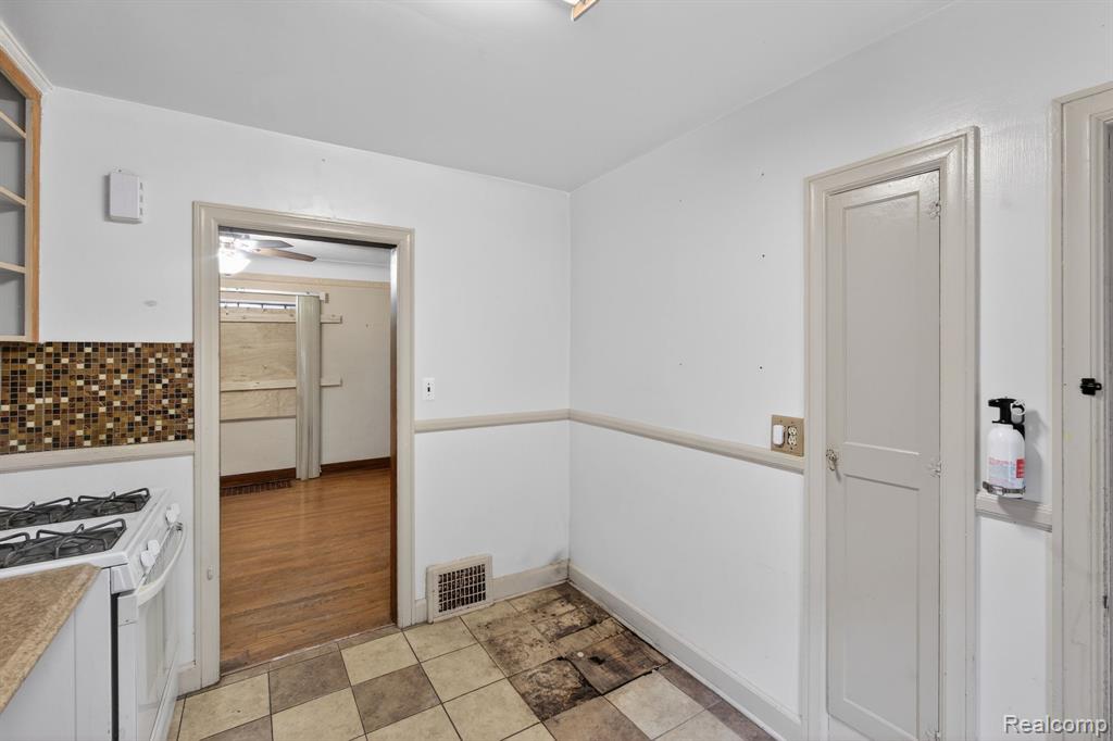 9495 Lakepointe Street, Detroit, MI 48224 — Photo 9