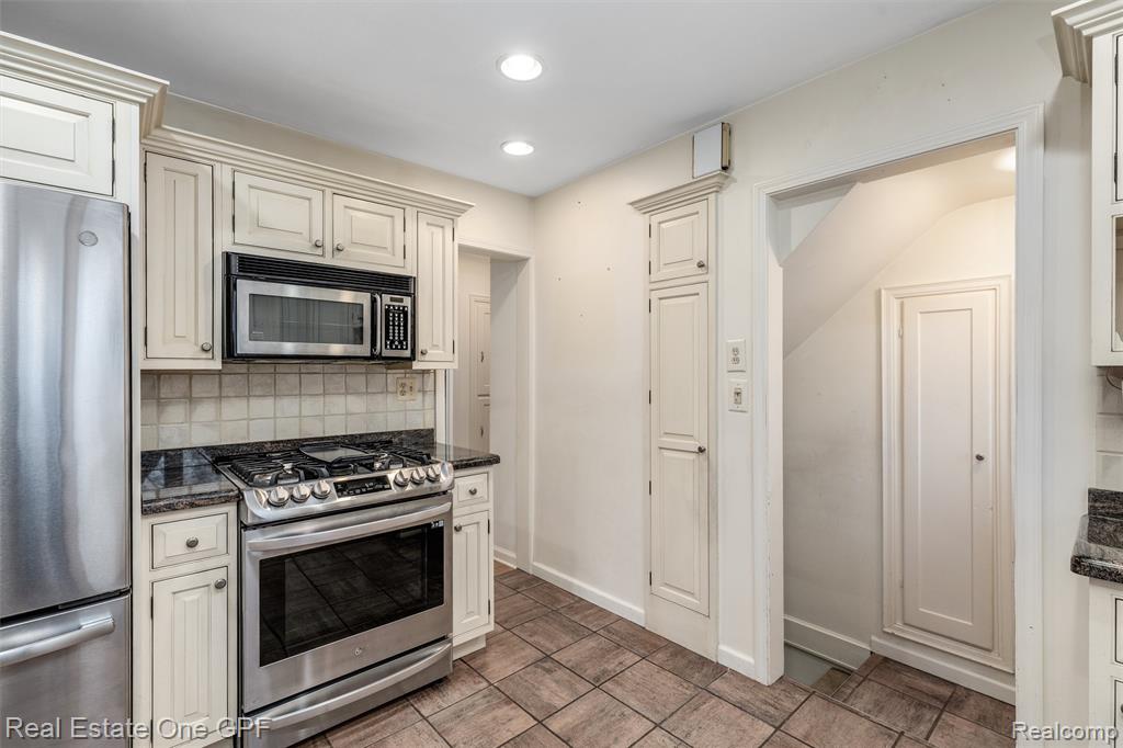 1488 Roslyn Road, Grosse Pointe Woods, MI 48236 — Photo 11