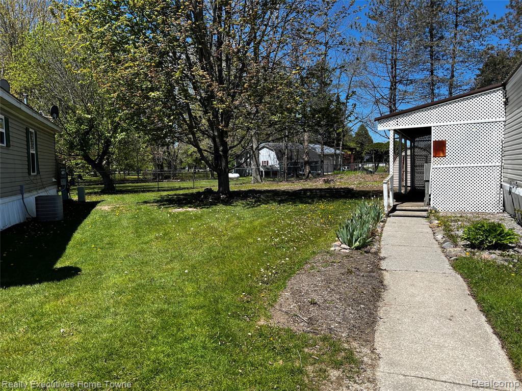 7136 Mapleview Circle W, 65, Brown, MI 48416 — Photo 2