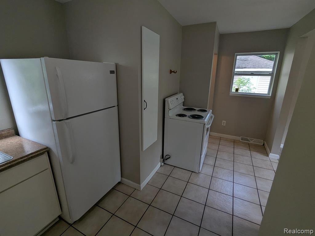 54 E PRINCETON Avenue, Pontiac, MI 48340 — Photo 5