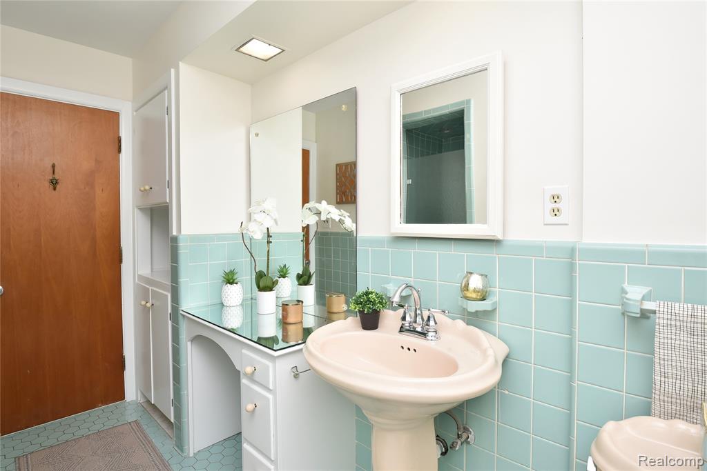 18146 Riverside Drive, Beverly Hills, MI 48025 — Photo 22