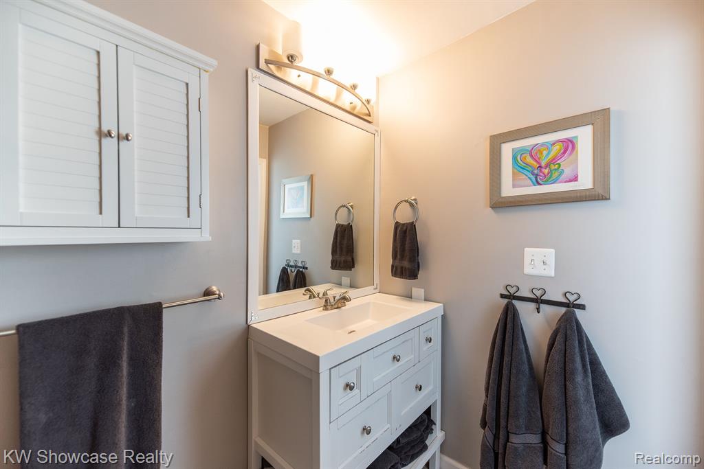 8665 Cooley Lake Road, White Lake, MI 48382 — Photo 16