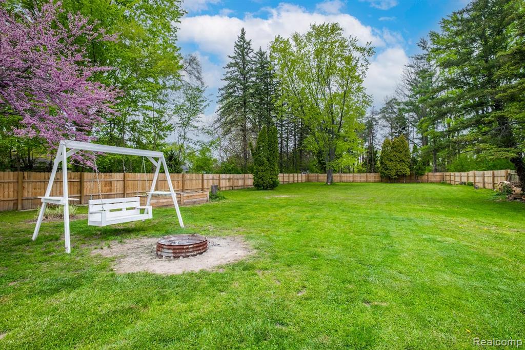 3585 Creekwood Drive, Saginaw, MI 48601 — Photo 21