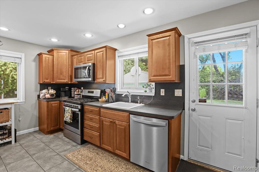 555 Lindsay Drive, Plymouth, MI 48170 — Photo 8
