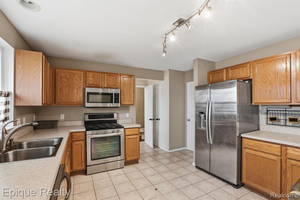 755 Lacosta Court, Pontiac, MI 48340 — Photo 10