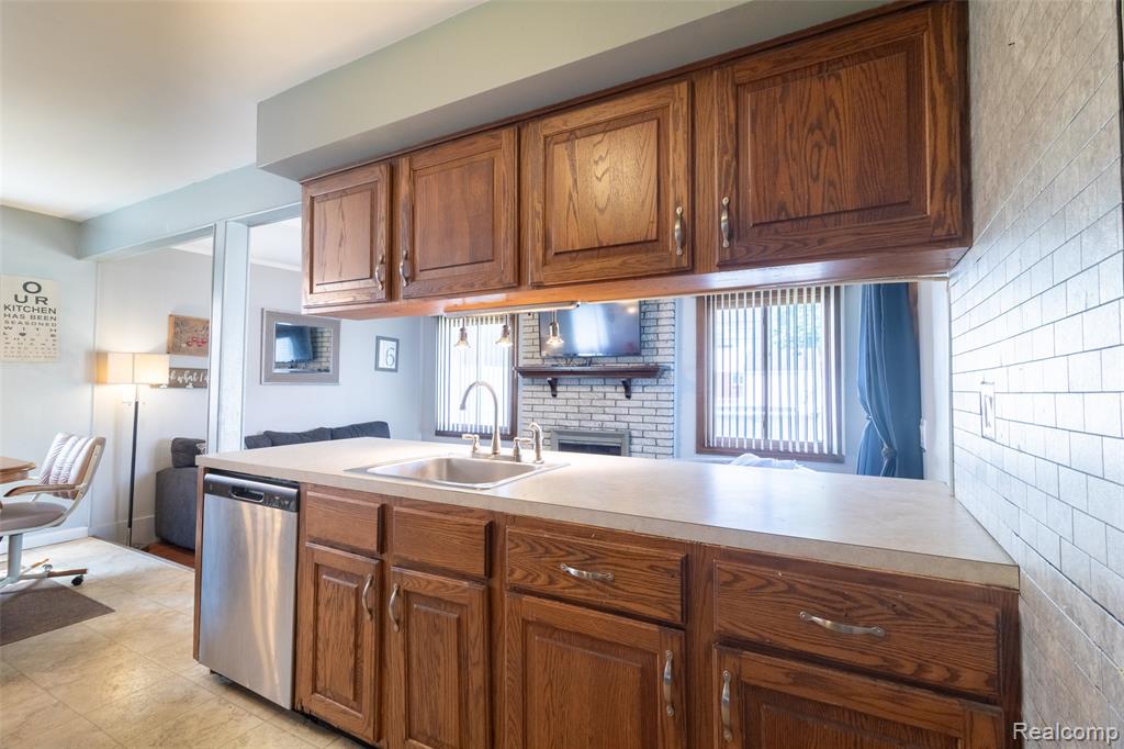 24550 Colonial Drive, Woodhaven, MI 48183 — Photo 9