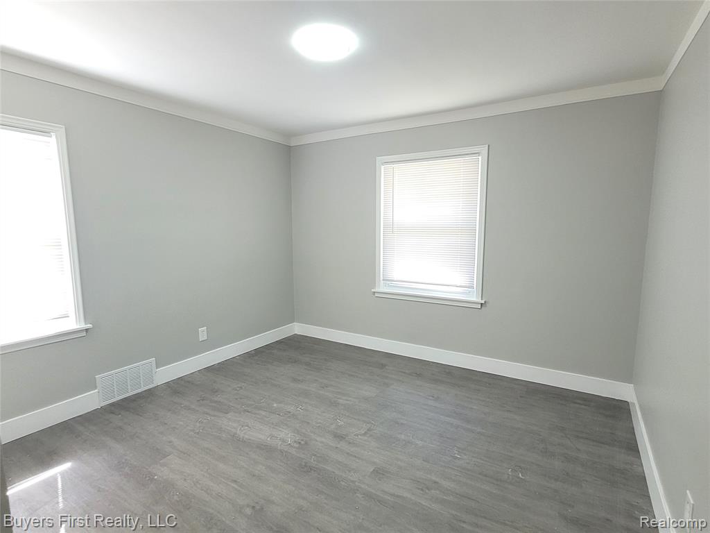 8710 Albany Street, Oak Park, MI 48237 — Photo 9