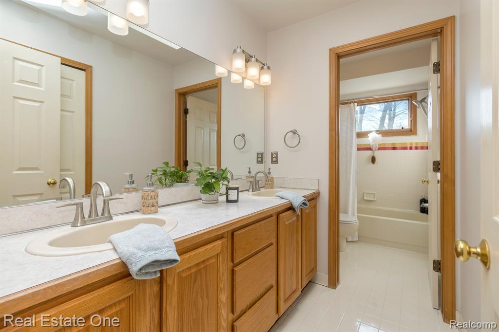 43581 NAVES Court, Clinton Twp, MI 48038 — Photo 31