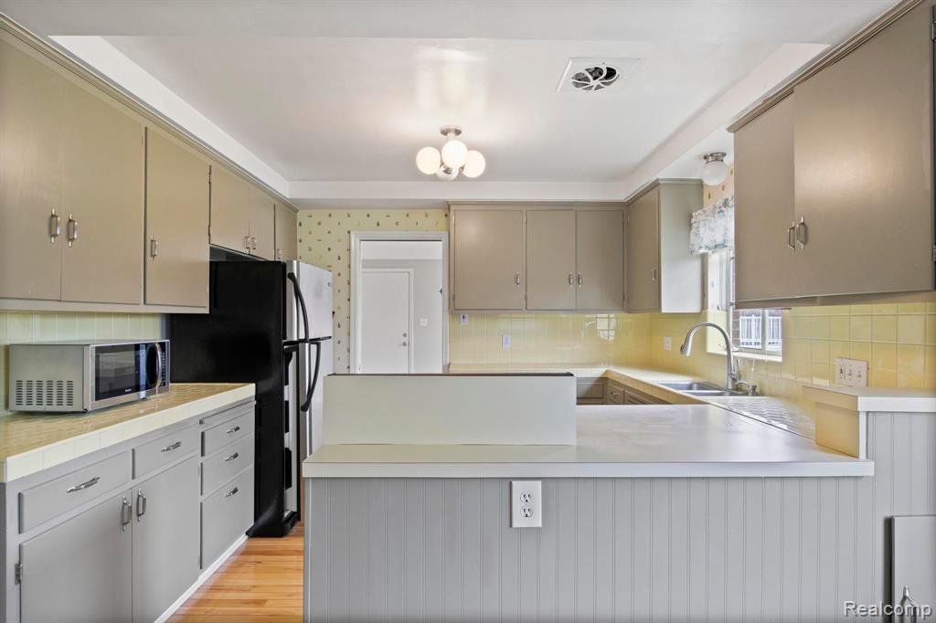 500 BRENTWOOD DRIVE Drive, Dearborn, MI 48124 — Photo 13