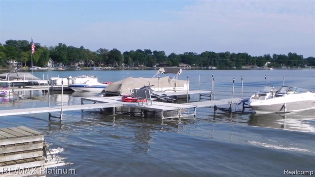 4960 Cooley Lake Road, Waterford, MI 48327 — Photo 33
