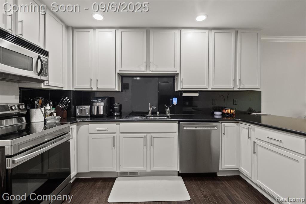 308 James Circle, Royal Oak, MI 48067 — Photo 14