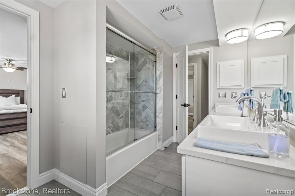 42838 FREEPORT Drive, Sterling Heights, MI 48313 — Photo 31