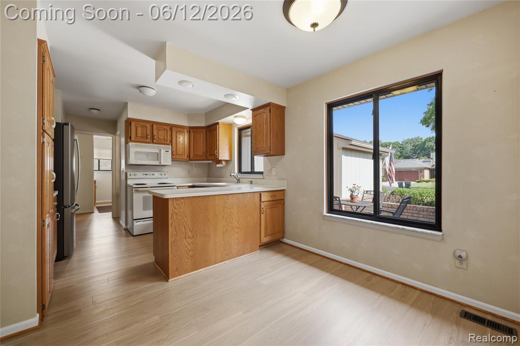 640 Longfellow Drive, Troy, MI 48085 — Photo 12