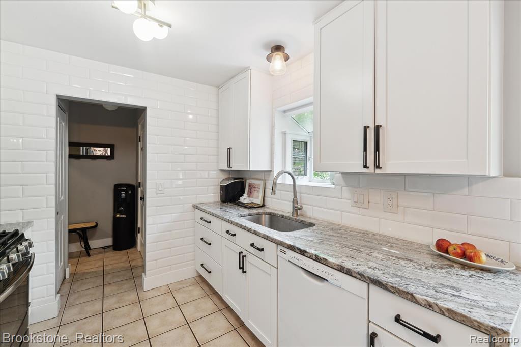 5007 Clearview Drive, Clarkston, MI 48348 — Photo 11