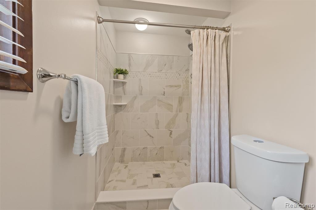 2366 Cumberland Drive, Troy, MI 48085 — Photo 18