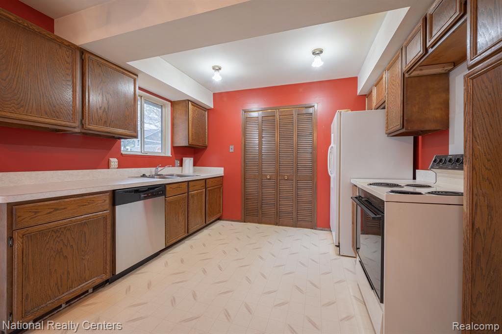 47445 DEQUINDRE Road, Rochester Hills, MI 48307 — Photo 7