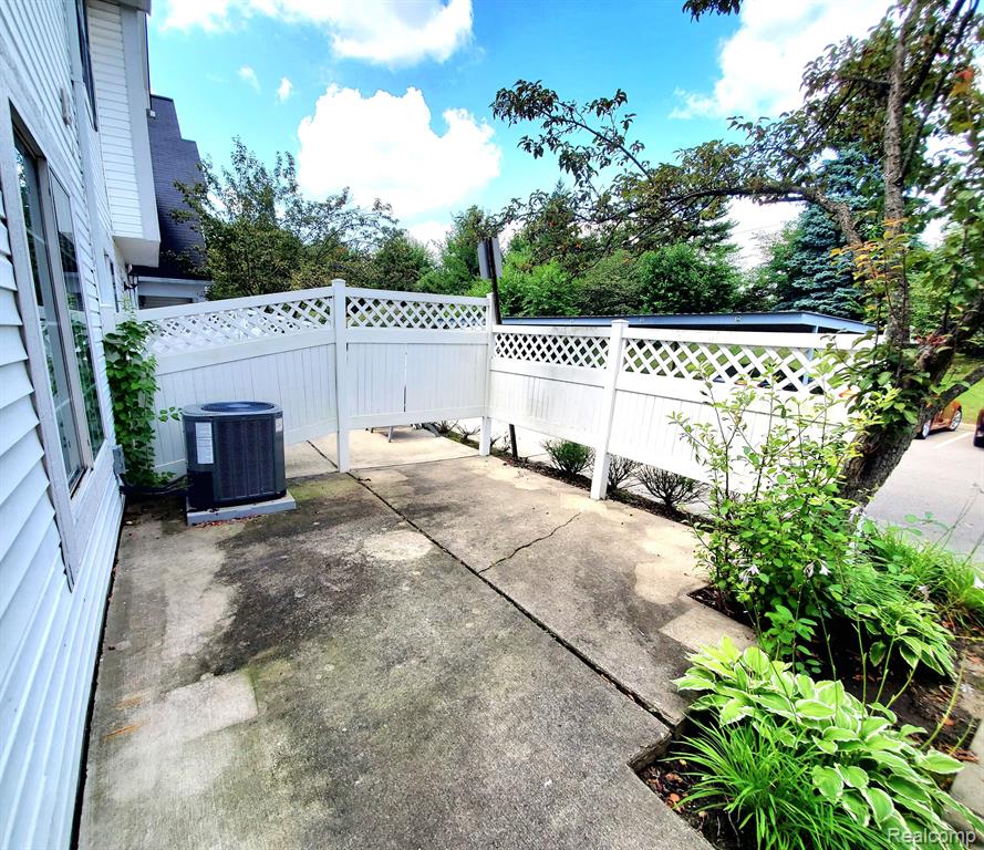 30346 NANTUCKET Drive, Farmington Hills, MI 48336 — Photo 5