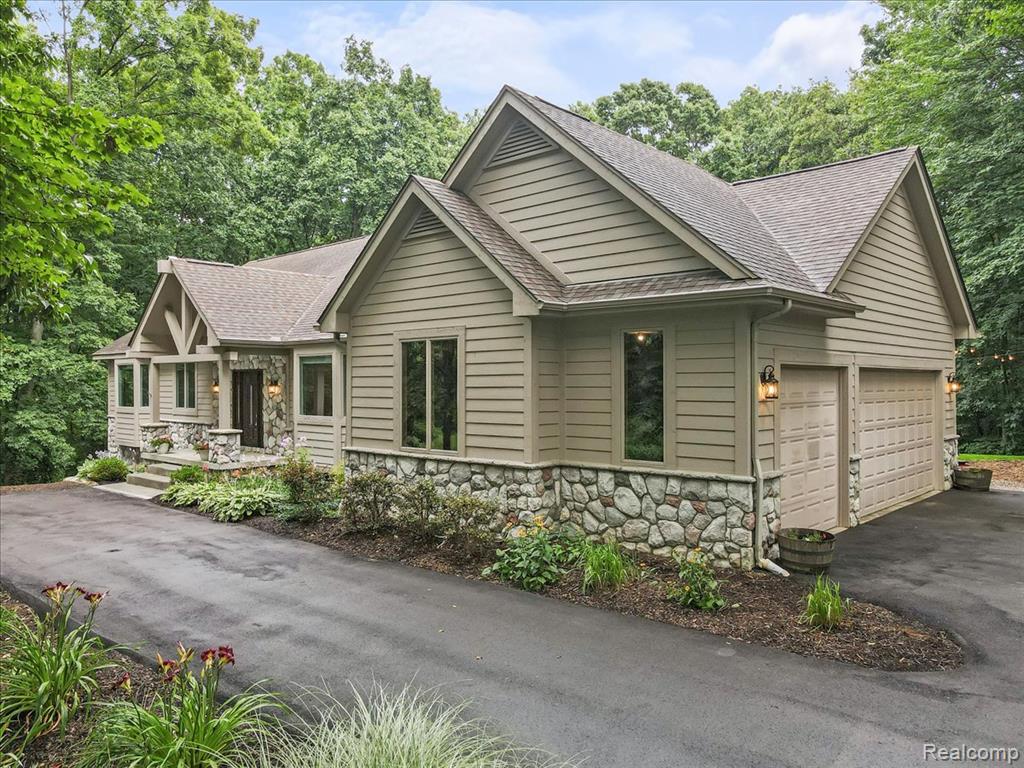 15301 Oak Hollow Drive, Holly, MI 48442 — Photo 10