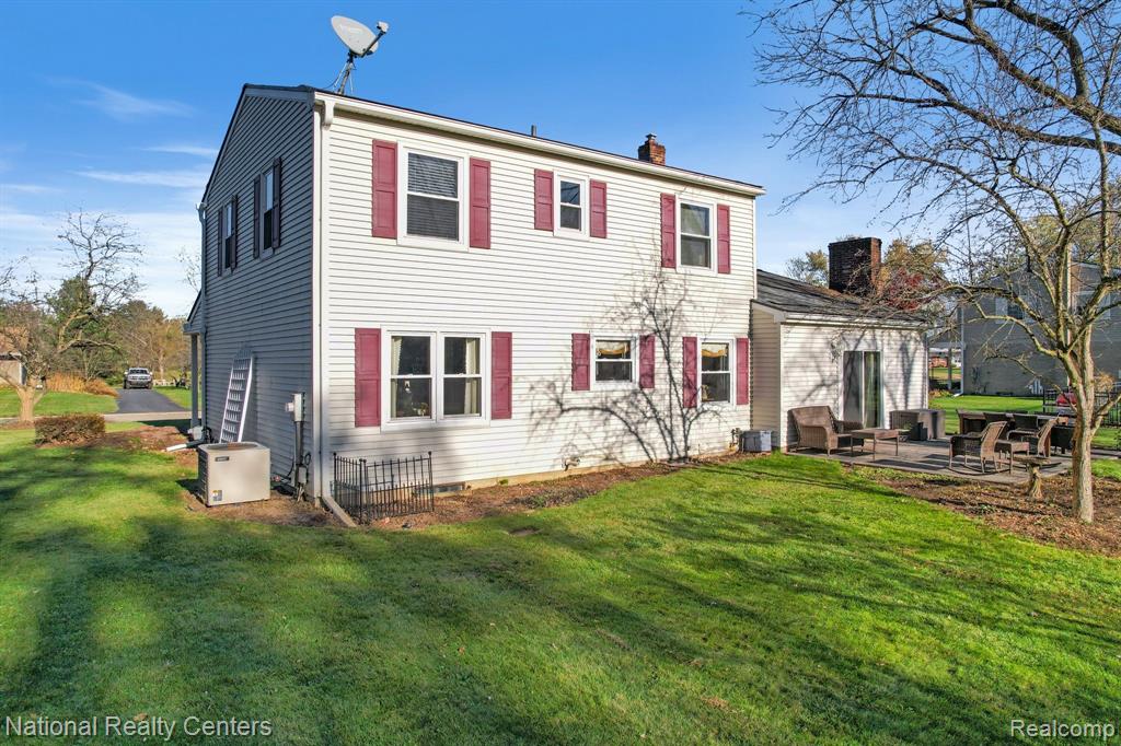 9812 ATWOOD Drive, South Lyon, MI 48178 — Photo 10