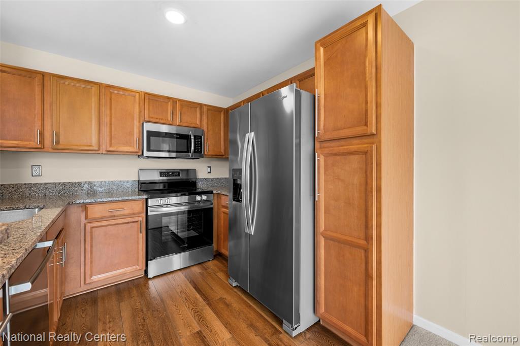 7201 Farmingdale Lane, Walled Lake, MI 48390 — Photo 15