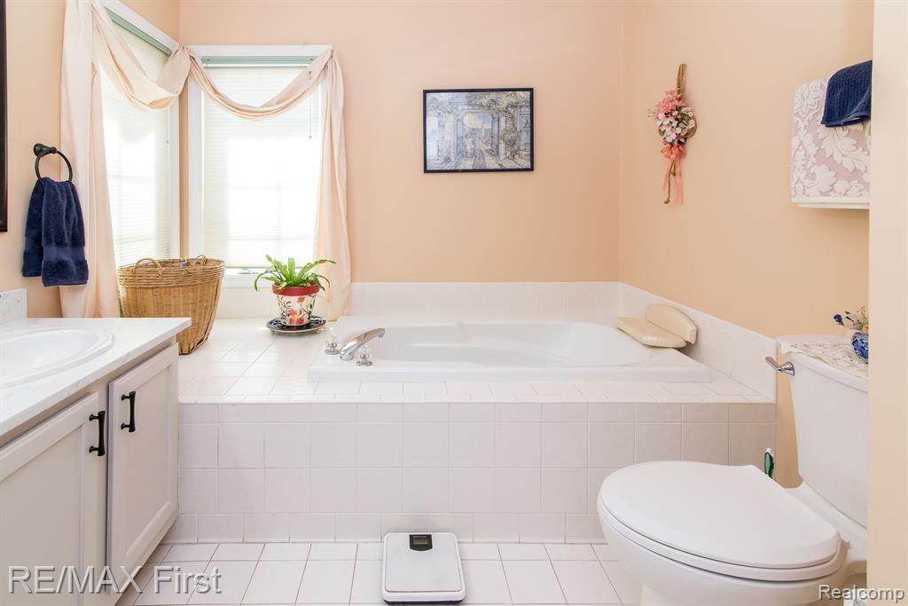 8598 GOLF LANE Drive, Commerce Twp, MI 48382 — Photo 21
